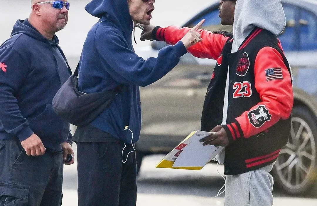 Harry Styles përplaset me një kërkues autografësh gjatë shëtitjes në New York